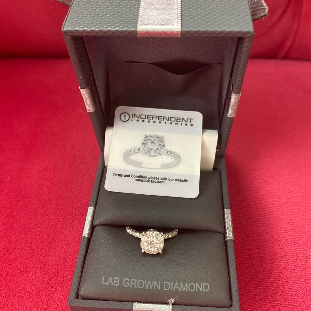 10K White Gold Ring 💍 Size 7/Lab Grown Diamond